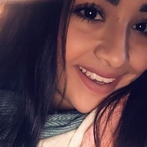 Meet your Posher, Alejandra